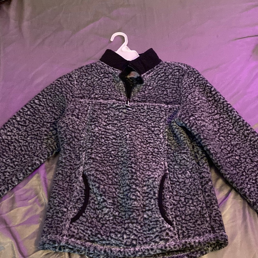 gray/black pull over